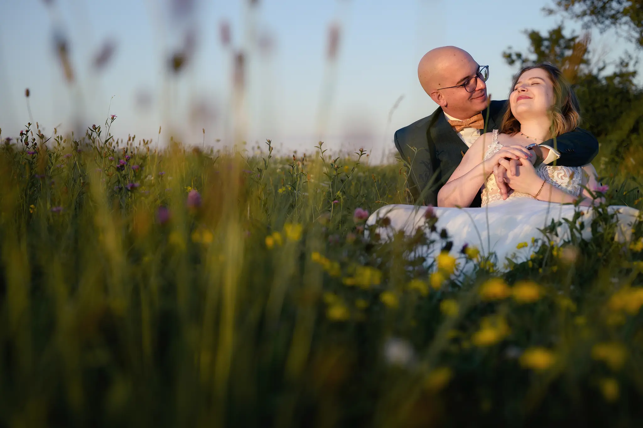 Séance couple en Day after au soleil couchant dans les champs (Lorraine) © Pierre ROLIN - Photographe mariage Nancy - Lorraine / Grand Est