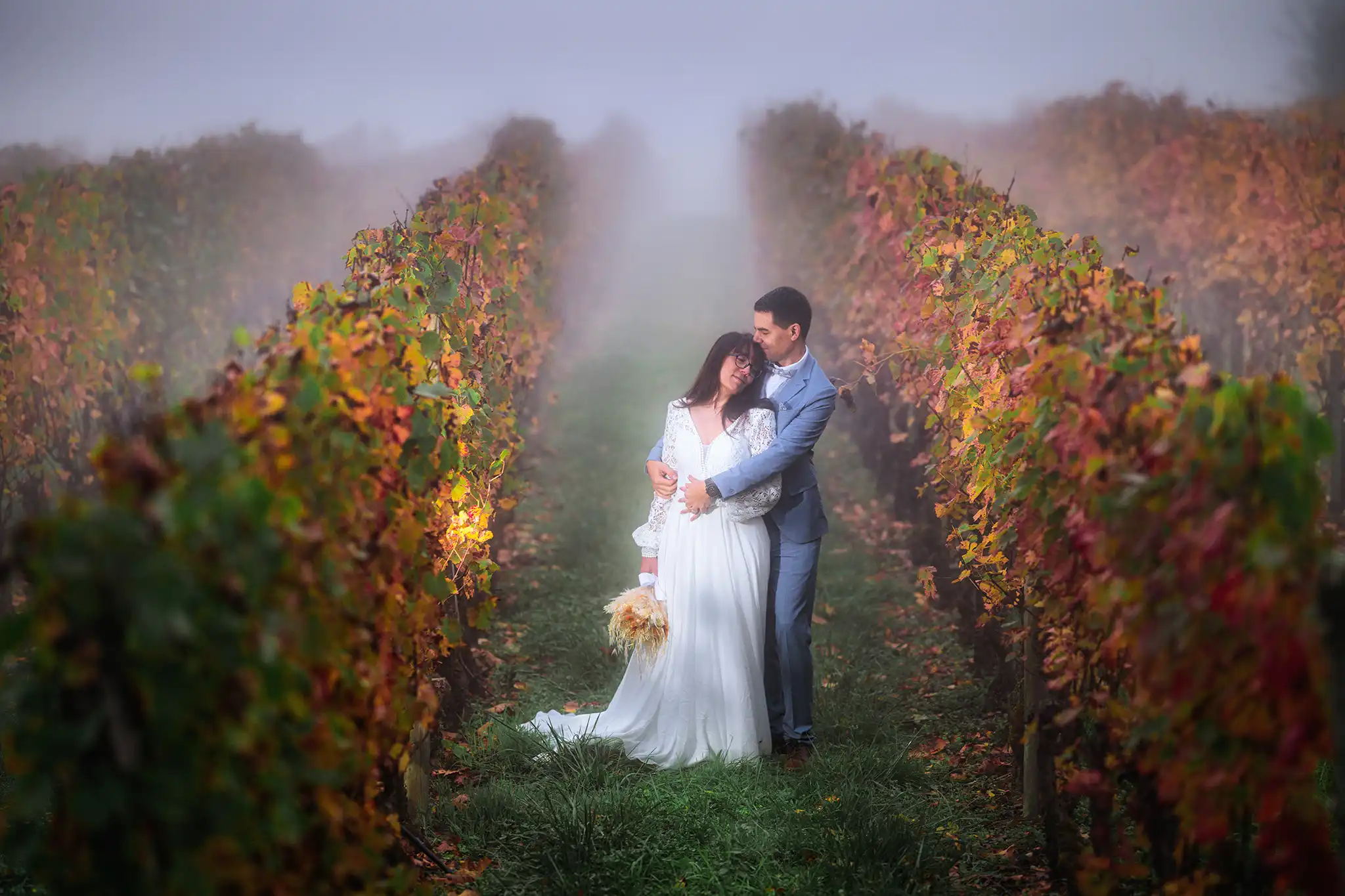 Photos de couple en day after à l'automne dans les vignes du Toulois à Bruley (Lorraine) © Pierre ROLIN - Photographe mariage Nancy - Lorraine / Grand Est