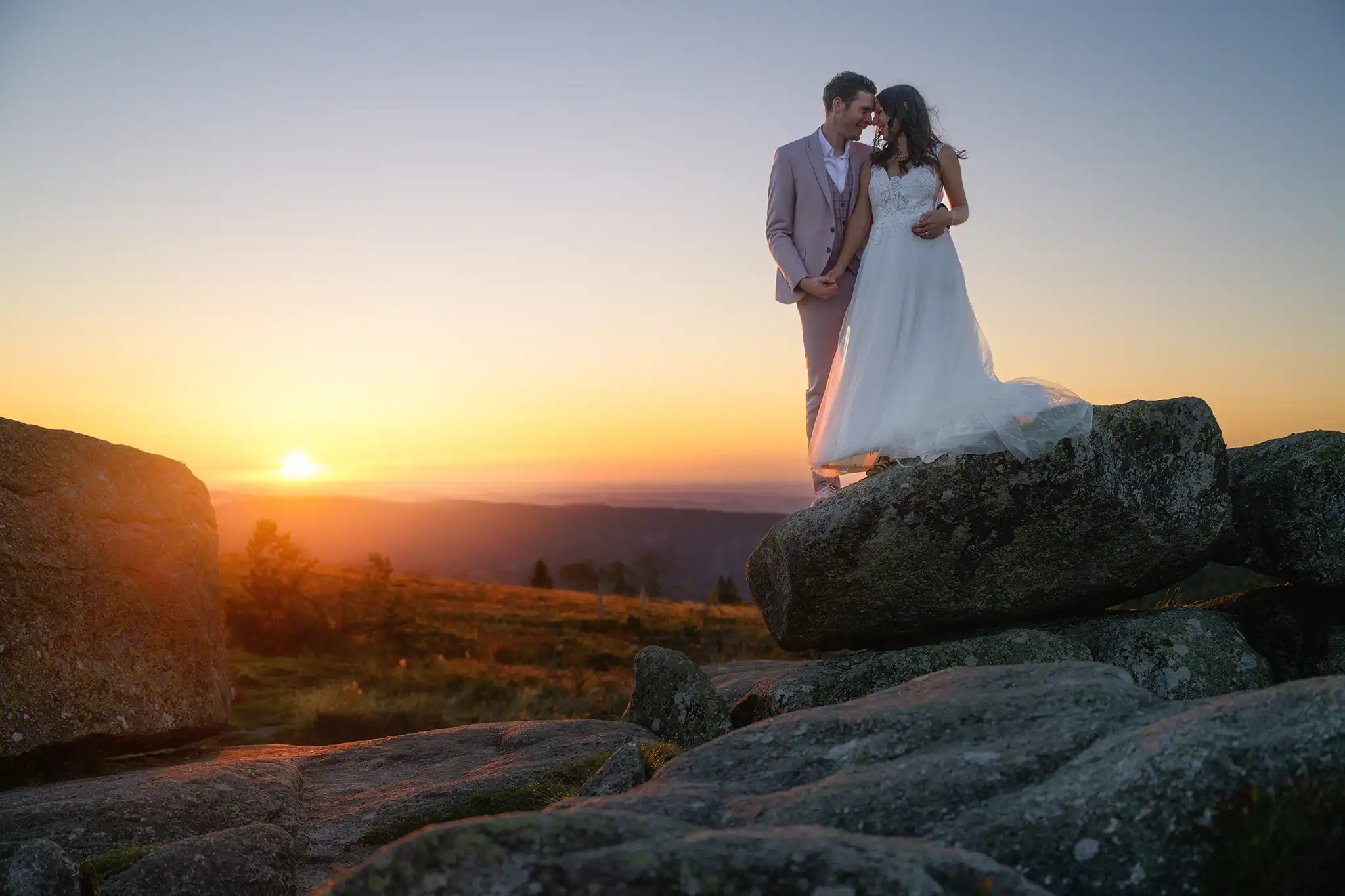 Couple de mariés au coucher du soleil au Gazon du Faing dans les Vosges lors d’une séance day after